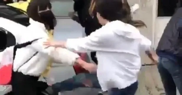 İstanbul’da akıllara durgunluk veren görüntü! Kız öğrenciyi tekme tokat dövdüler!