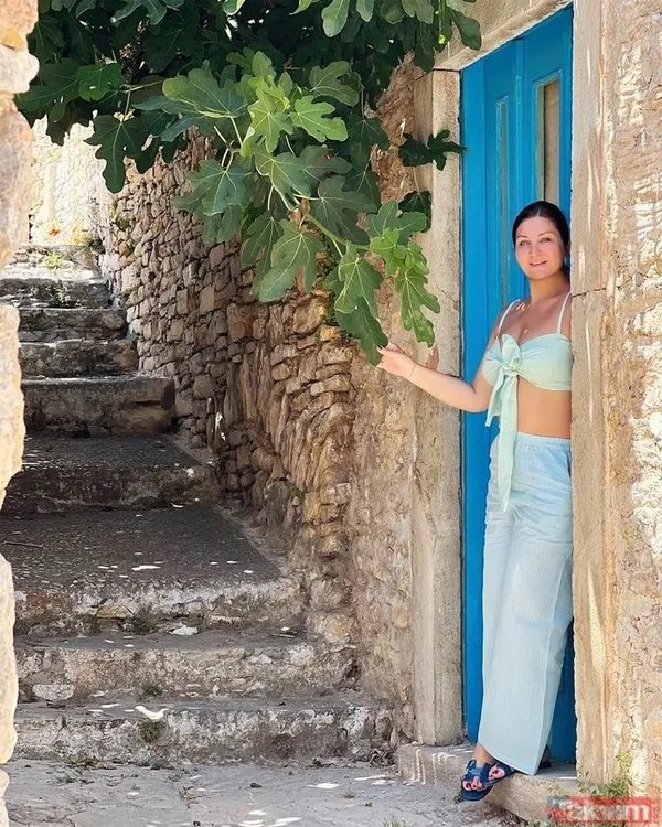 52’lik Sibel Can dekoltesiyle boy gösterdi! Kızı Melisa Ural bombayı patlattı! Hakan Ural’ın ‘yaşayan efsane’ dediği Sibel'e bakın... - 4