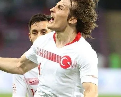 Milli futbolcu imzayı attı!