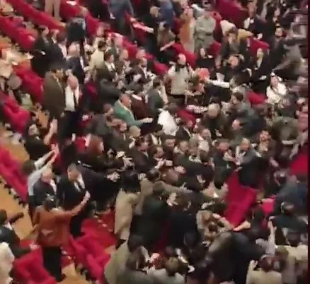 istanbul-barosu-secimlerinde-lgbt-provokasyonu-yumruklar-konustu-1792854574761.jpeg İstanbul Barosu seçimlerinde LGBT provokasyonu! Yumruklar konuştu-4