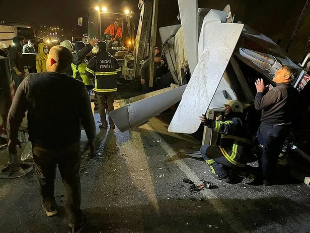 hatay-belende-konteyner-yuklu-tir-evin-duvarina-carpti-2-kisi-yaralandi-1640654615218.jpeg Hatay Belen'de konteyner yüklü tır evin duvarına çarptı! 2 kişi yaralandı-3