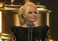 Müge Anlının mutluluk gözyaşları: Her gün şükrediyorum dedi Demet Akbağın elinden ödülünü aldı