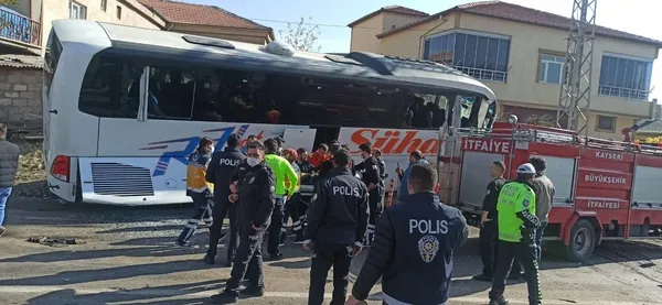 kayseride-kamyonetle-carpisan-yolcu-otobusu-evin-duvarina-carpti-yaralilar-var-1636360341575.jpg Kayseri'de kamyonetle çarpışan yolcu otobüsü evin duvarına çarptı: 1 ölü, çok sayıda yaralı var-3