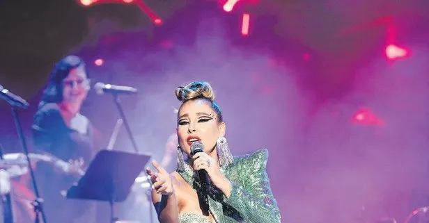 Funda Arar şov! Ünlü şarkıcı sahne performansıyla Harbiye’yi salladı