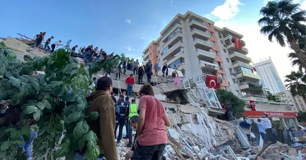 Spor camiasından İzmir'deki 6.6'lık deprem sonrası"geçmiş olsun" mesajları