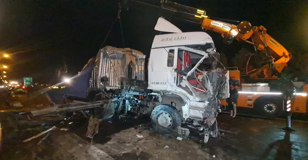 Hafriyat yüklü TIR devrildi! TEM Otoyolu ulaşıma kapandı