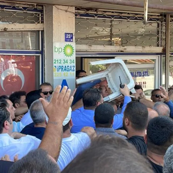 CHPde gerginlik bitmiyor! Delege seçimleri öncesi partililer birbirine girdi: Sandalyeler havada uçuştu