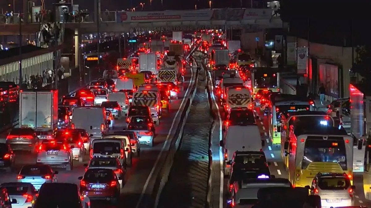 Harita kıpkırmızı | Yola çıkacaklar dikkat! İstanbul'da trafik yoğunluğu yüzde 83'e ulaştı