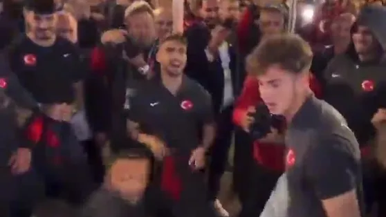 Avusturya zaferi sonrası Bizim Çocuklar dan Roman havalı kutlama