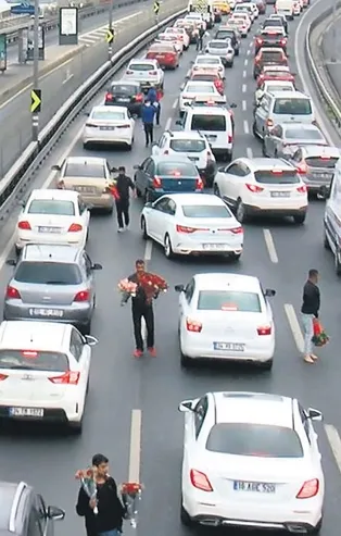 Aylar sonra İstanbul trafiğini gören seyyar satıcılar, soluğu E-5’te aldı