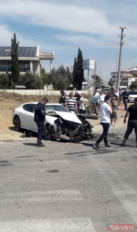 Antalya'da feci kaza: Otel servisi otomobille çarpışarak devrildi - 8