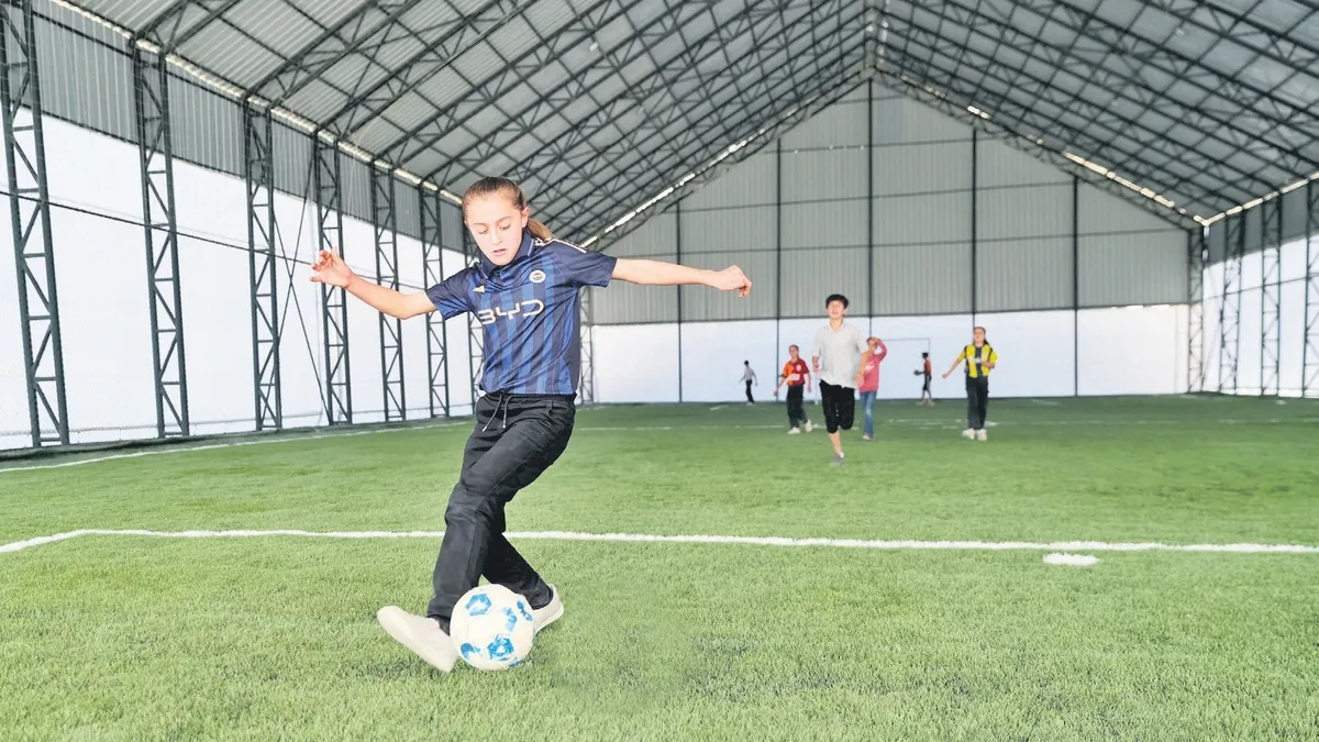Sarı Fırtına Gül’ün hayali gerçek oldu! Bakan Kurum talimatı verdi | Köye halı saha yapıldı