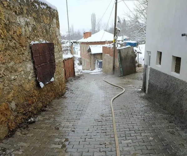 ne-tuz-ne-solusyon-kutahyada-koyluler-buz-tutan-yollari-51-derece-sicakliktaki-sifali-kaplica-suyuyla-aciyor-1643108301550.jpg