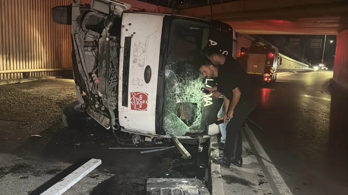 Avcılar'da İBB'ye ait asfalt kamyonu alt geçit yoluna düştü: Yaralanan şoför hastaneye kaldırıldı-5