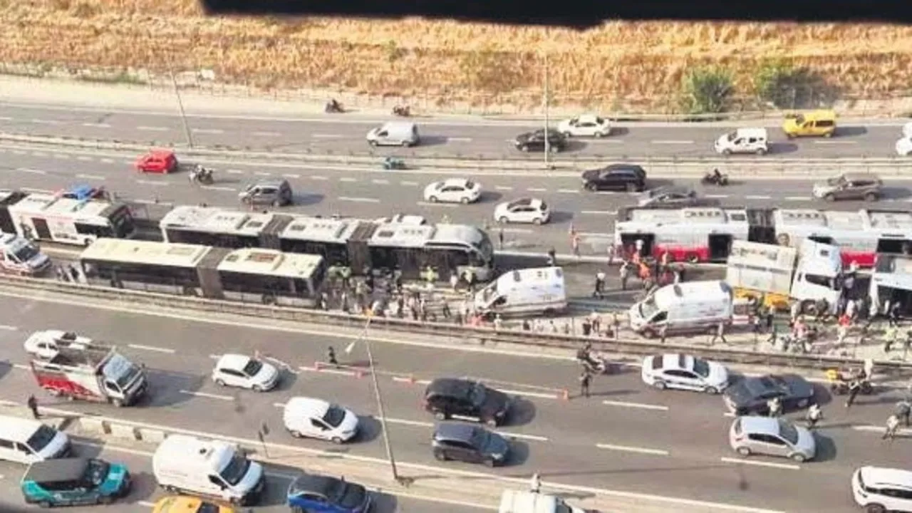 Küçükçekmece’deki metrobüs kazasının ardından İBB’den geç gelen önlem: Yola tabela asıldı! 5 tutuklama kararı