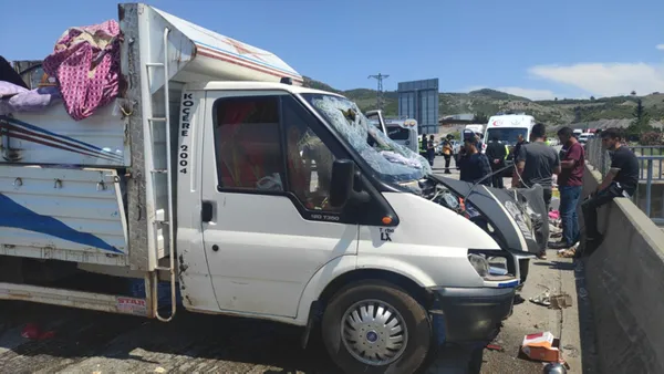 mevsimlik-iscileri-tasiyan-kamyonet-devrildi-5i-agir-15-yarali-6si-cocuk-1652270350756.jpg