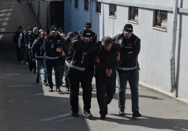 Asrın felaketinde yakalama kararı çıkarılan bir müteahhit tekneyle yurt dışına çıkmaya çalışırken yakalandı!-6