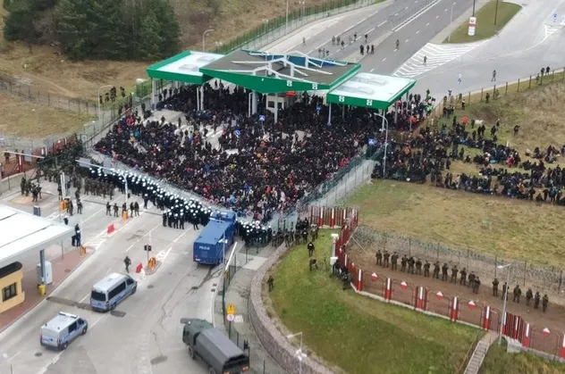 Son dakika: Belarus'ta binlerce göçmen Polonya sınırında toplandı! Güvenlik güçleri 'teyakkuzda'