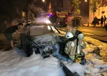 Son dakika: İstanbul Üsküdar'da gece yarısı korkutan kaza: Aydınlatma direğine çarpan otomobil alev alev yandı