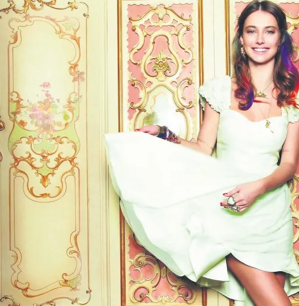 cannes-film-festivali-giden-merve-dizdar-kiyafetiyle-alay-konusu-oldu-unlu-oyuncudan-rest-igrenc-rezil-berbat-1685056768087.jpeg Cannes Film Festivali giden Merve Dizdar kıyafetiyle alay konusu oldu! Ünlü oyuncudan rest: İğrenç, rezil, berbat...-11