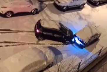 İstanbul’da kar kazaları kamerada... Patinaj çeken araçları vatandaş ittirdi