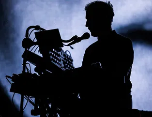 İngiliz müzik grubu Massive Attack İstanbulda Gazzenin sesi oldu! Katil İsrailin Filistindeki soykırımı dev ekrana yansıtıldı
