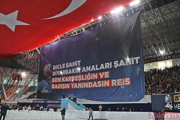 Barış Ve Kardeşlik Mesajları Salonda, "Dicle Şahit, Diyarbakır Anaları Şahit, Sen Kardeşliğin Ve Barışın Yanındasın Reis" Yazılı Pankart Öne Çıktı.