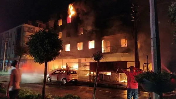 İzmir'de zemin kattaki işletmede çıkan yangında alevler 4 katlı binayı sardı-3