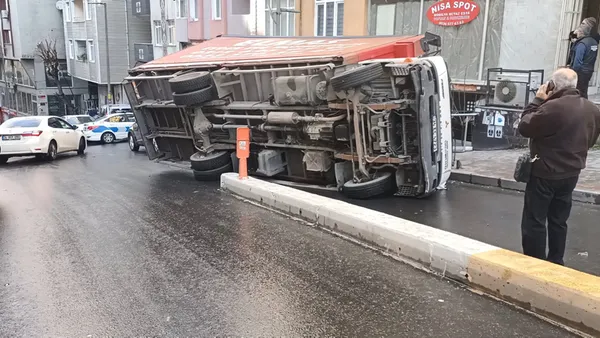 1641127220613.jpg Freni boşalan kamyonet park halindeki aracın üzerine devrildi! Yer: İstanbul-2