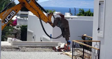 Yılmaz Özdilin kaçak villasında hilti ile kırılamayan duvarlar kepçeyle yıkıldı