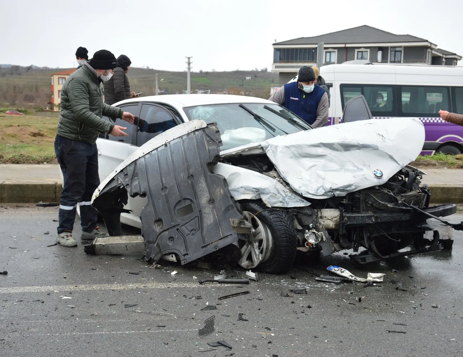 Duble yolda iki lüks araç çarpıştı