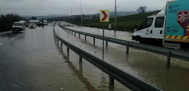 Büyükçekmece'de İSKİ borusu patladı yollar göle döndü!-1