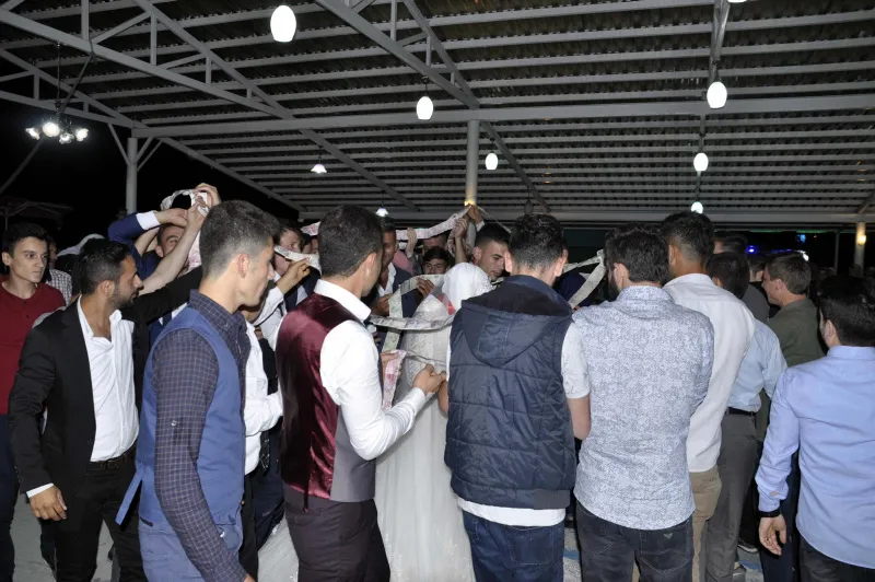 50 metrelik düğün takısı görenleri şaşkına çevirdi - 1