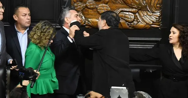 Meksika Senatosu’nda yumruklar konuştu! Üyeler birbirini suçladı: Seni öldüreceğim dedi