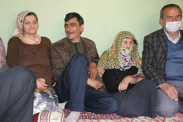 Evlatlarını 'öldü' sanıyorlardı! 15 yıllık evlat hasreti sosyal medyadaki o video ile sona erdi-5