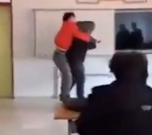 goruntuler-sosyal-medyayi-karistirmisti-dersinden-kaldigim-ogretmeni-paket-ediyorum-videosunda-gercek-ortaya-c-1648496957138.jpeg Görüntüler sosyal medyayı karıştırmıştı! "Dersinden kaldığım öğretmeni paket ediyorum" videosunda gerçek ortaya çıktı-2