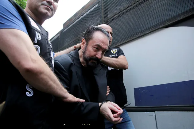 İşte Adnan Oktar'ın evinden çıkan silahlar