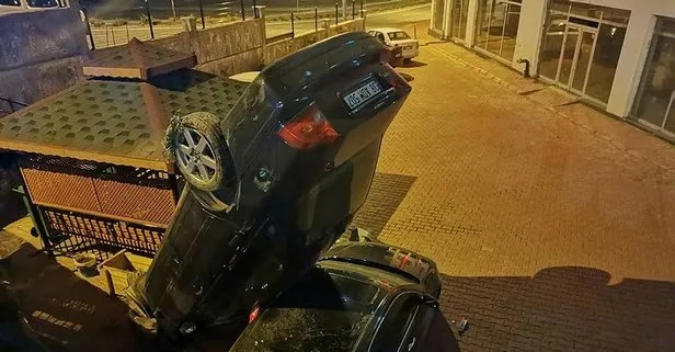 SON DAKİKA: Kayseri’de akılalmaz kaza: Otoparka düşen otomobil dik durdu