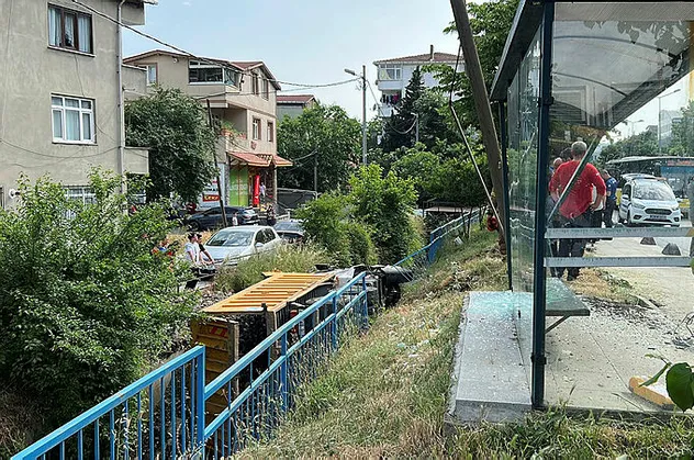 Kontrolden çıkan İSKİ kamyonu dereye uçtu