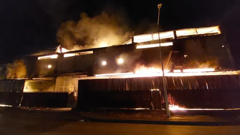 samsunda-yatak-ve-koltuk-fabrikasinda-yangin-1716839886848.jpg Samsun'da fabrika yangını! Cayır cayır yandı diğer 2 fabrikaya daha sıçradı: Klima tüplerine ulaşırsa...-2