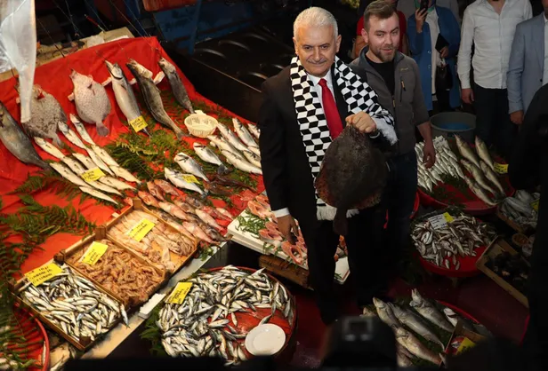 Binali Yıldırım, Beşiktaş Çarşı'da vatandaşlarla buluştu-8