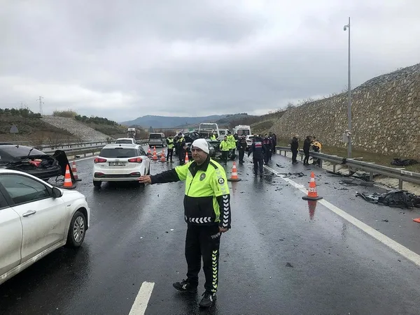 kuzey-marmara-otoyolunda-feci-kaza-4-arac-birbirine-girdi-4-kisi-hayatini-kaybetti-1675590782188.jpeg Kuzey Marmara Otoyolu'nda feci kaza! 4 araç birbirine girdi 4 kişi hayatını kaybetti-4