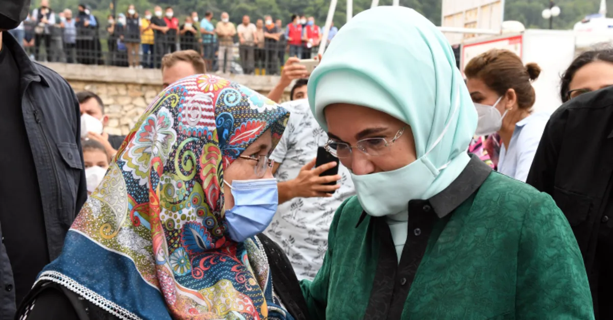 Emine Erdoğan’dan sel felaketinin yaşandığı Bozkurt’a ’geçmiş olsun’ ziyareti!