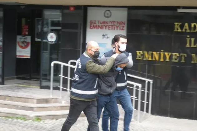 Metroda bıçak çeken saldırgan kodese postalandı! Pes dedirten savunma...