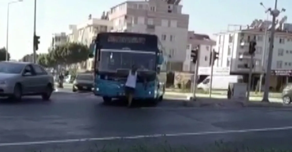 Antalya'da şoke eden olay! Otobüse maskesiz alınmayınca sileceklere tutundu