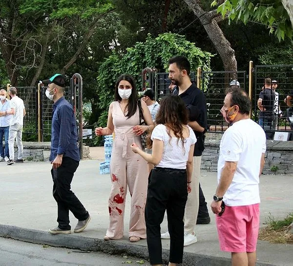 Maçka Parkı'nda 'laf atma' tartışması kanlı bitti: Kırık bira şişesiyle boğazı kesildi-1