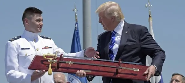 Mikrofon açık kaldı, esprisini herkes duydu