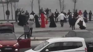 İstanbul Zeytinburnu’nda akılalmaz görüntü: ’Evde kalın’ uyarılarına rağmen gelin ve damat sahilde halay çekti