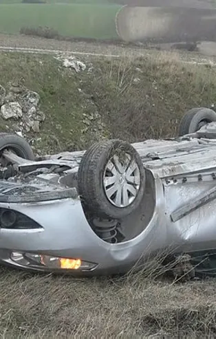 İstanbul Arnavutköy'de kontrolden çıkan araç tarlaya uçtu