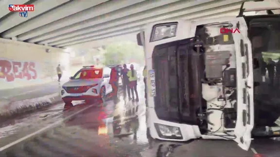 Bakırköy'de üst geçide çarpan TIR devrildi